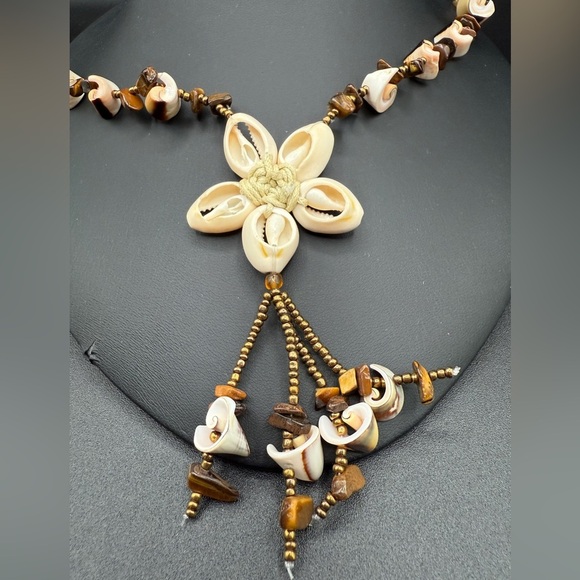 Vintage Shell and Bead Necklace in Brown and Cream - Picture 16 of 17